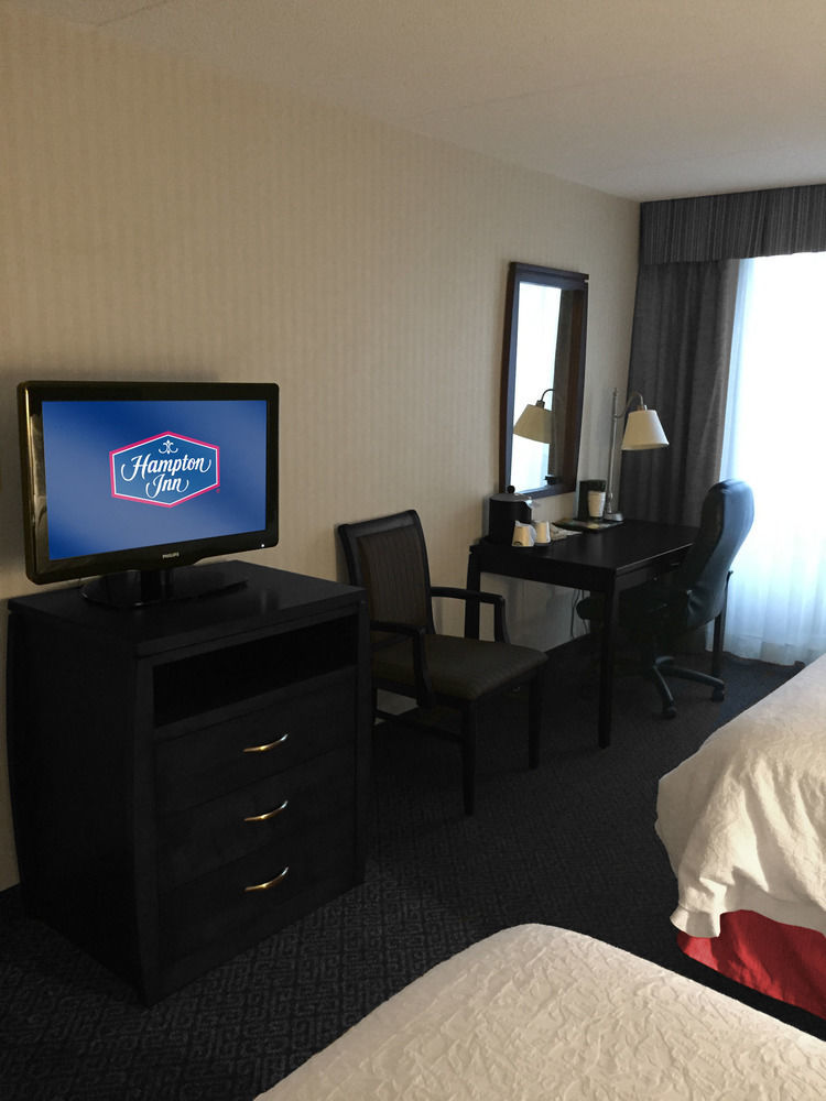 Ramada By Wyndham Niagara Falls By The River Exterior foto