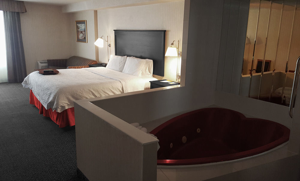 Ramada By Wyndham Niagara Falls By The River Exterior foto