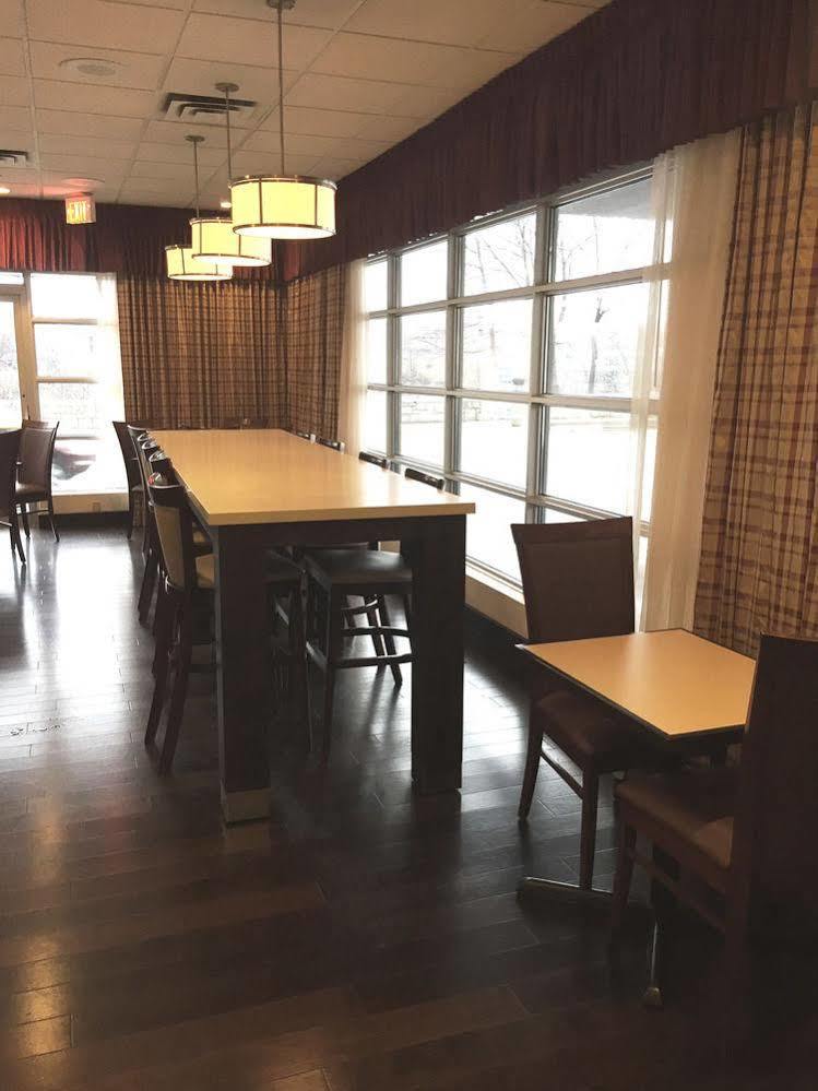 Ramada By Wyndham Niagara Falls By The River Exterior foto
